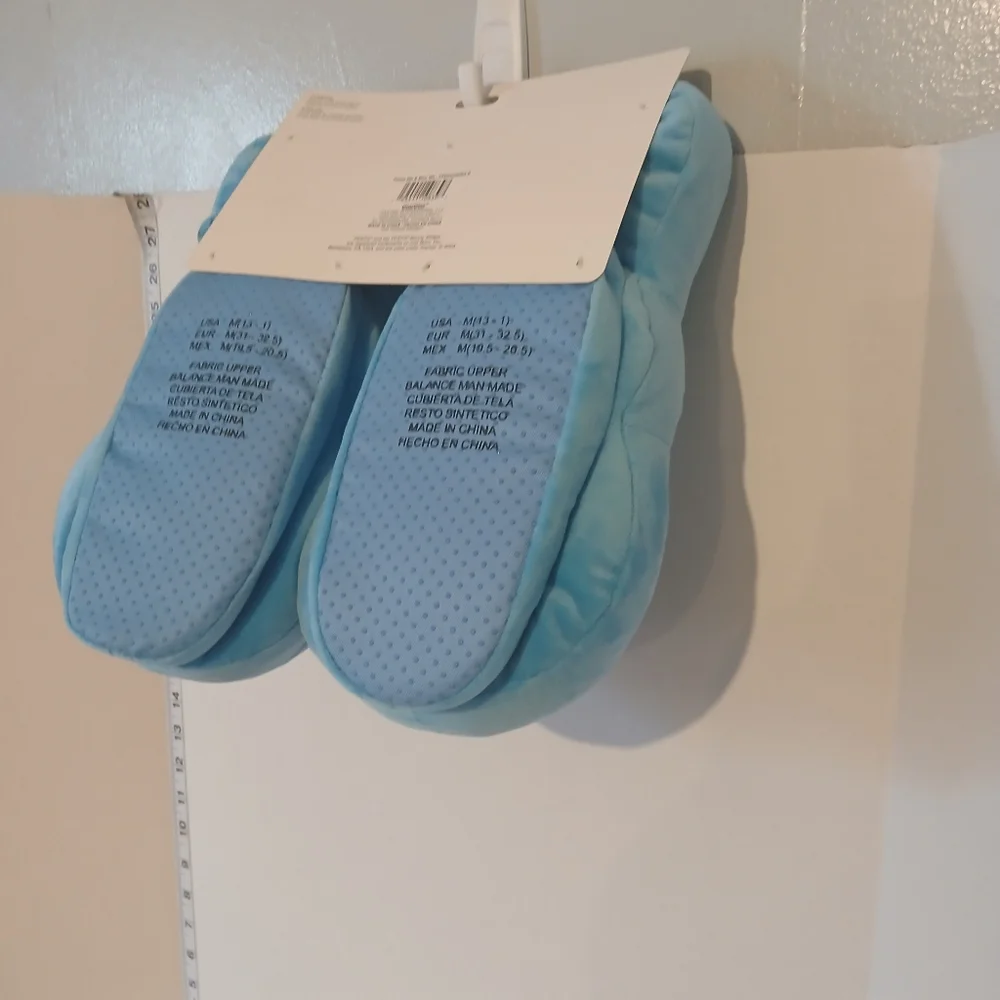 PEEPS SLIPPERS AND WRIST HUGGER BIG BOY AND GIRL SIZE‎ MEDIUM